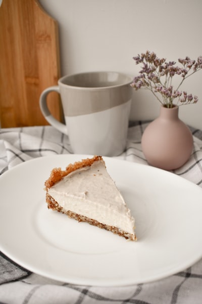 White ceramic plate of white ceramic cup
